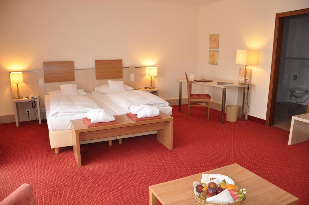 Postel nebo postele na pokoji v ubytování Hotel am Kurpark