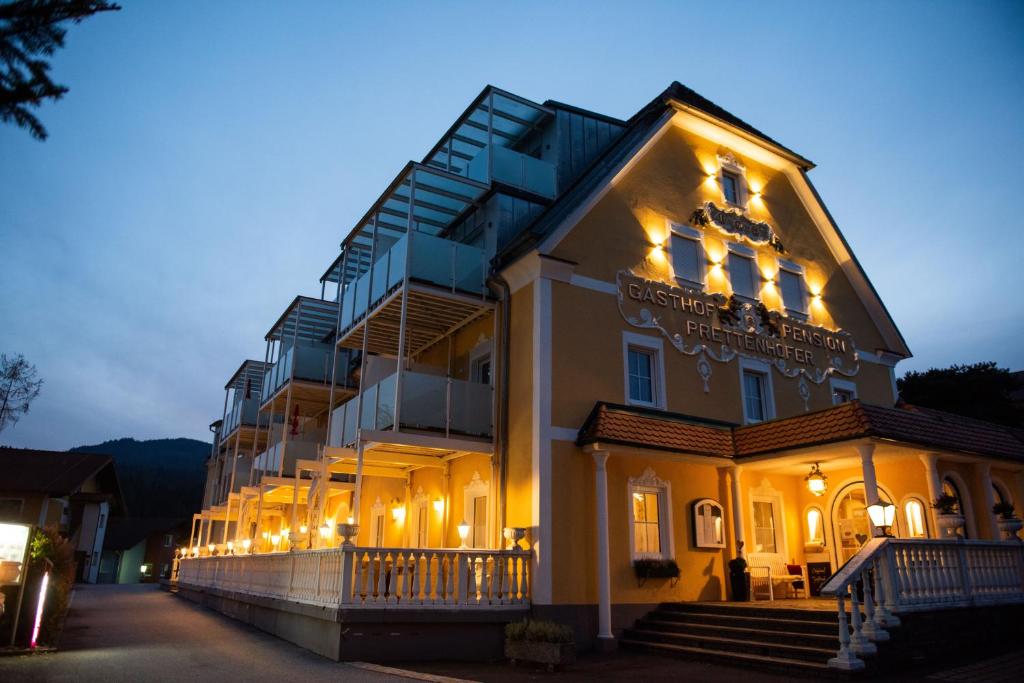 un edificio con luces encendidas por la noche en Joglland Hotel Prettenhofer, en Wenigzell