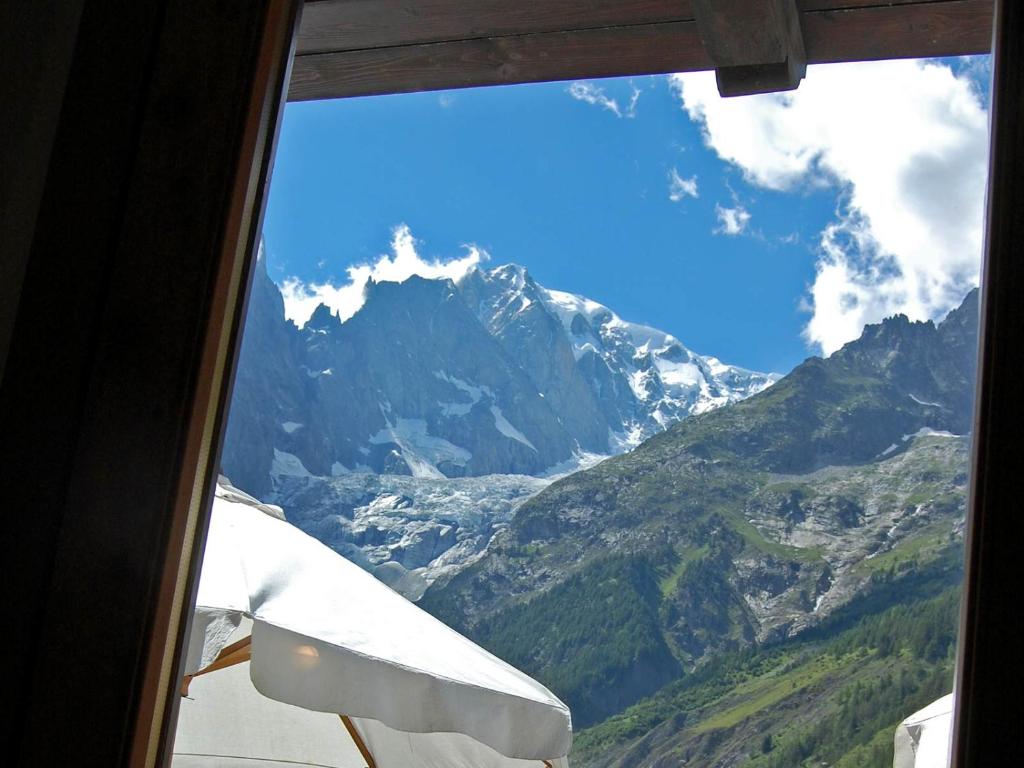 Nespecifikovaný výhled na hory nebo výhled na hory při pohledu z hotelu