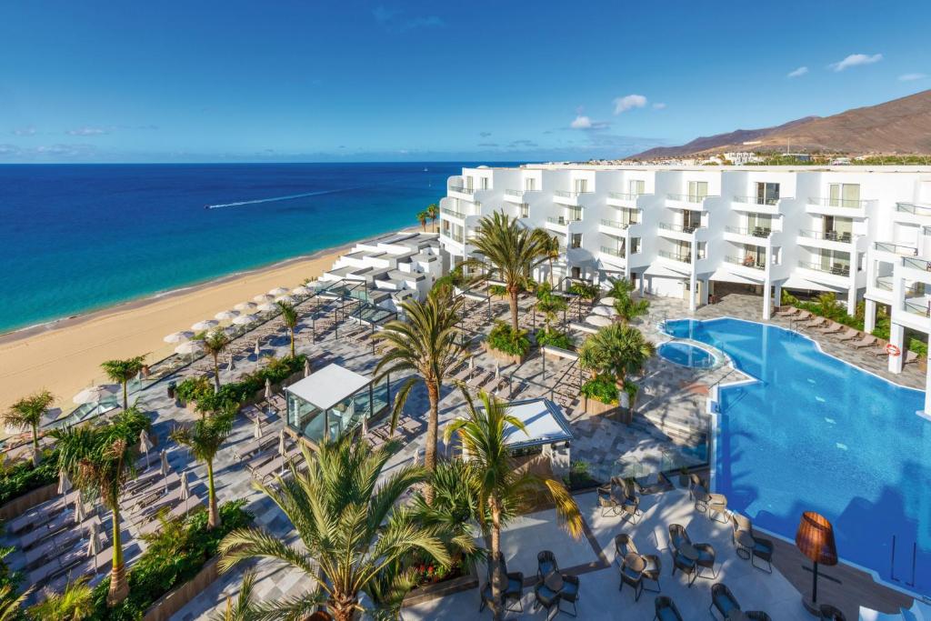 uma vista aérea do hotel e da praia em Hotel Riu Palace Jandia em Playa Jandia