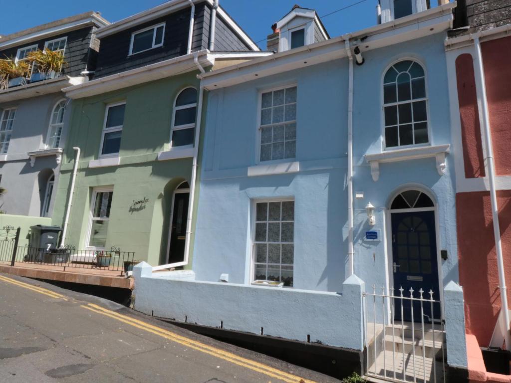 una fila de casas coloridas en una calle en Blue Buoy Cottage, en Brixham