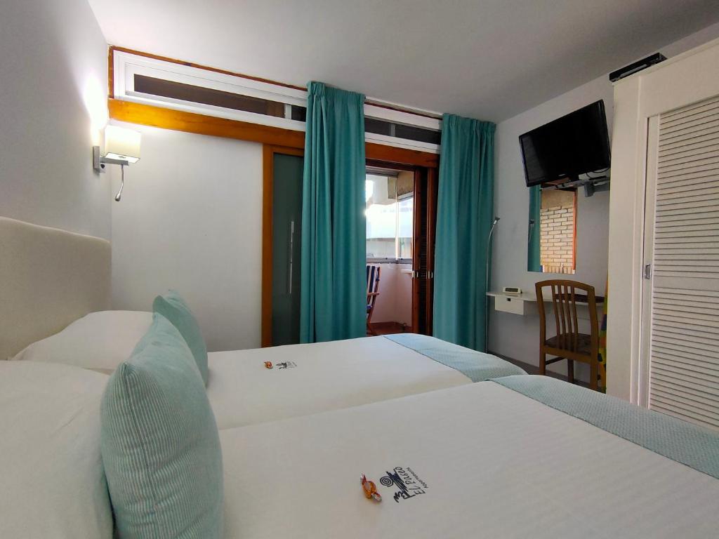 Ένα ή περισσότερα κρεβάτια σε δωμάτιο στο Apartamentos El Paseo