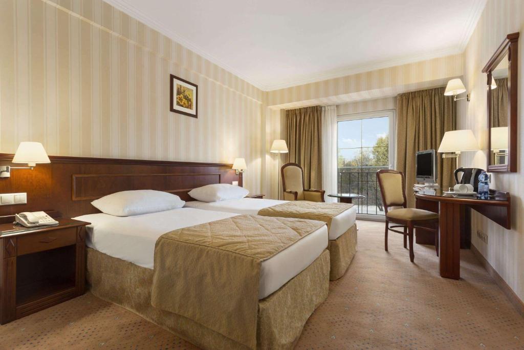 Postel nebo postele na pokoji v ubytování Ramada Hotel & Suites by Wyndham Bucharest North