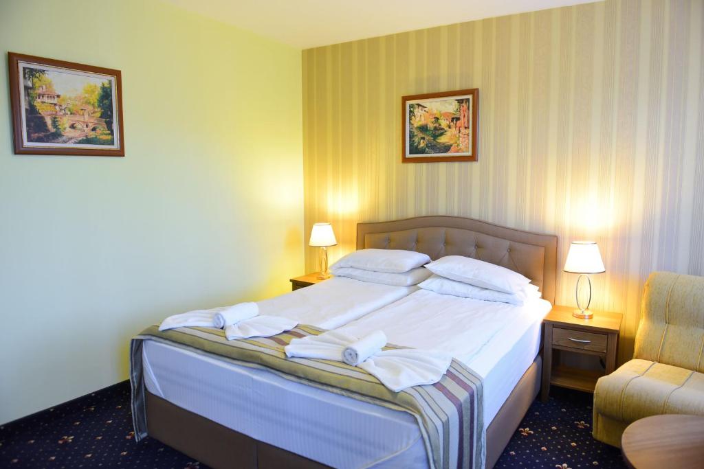 Postel nebo postele na pokoji v ubytování Family Hotel Lazur