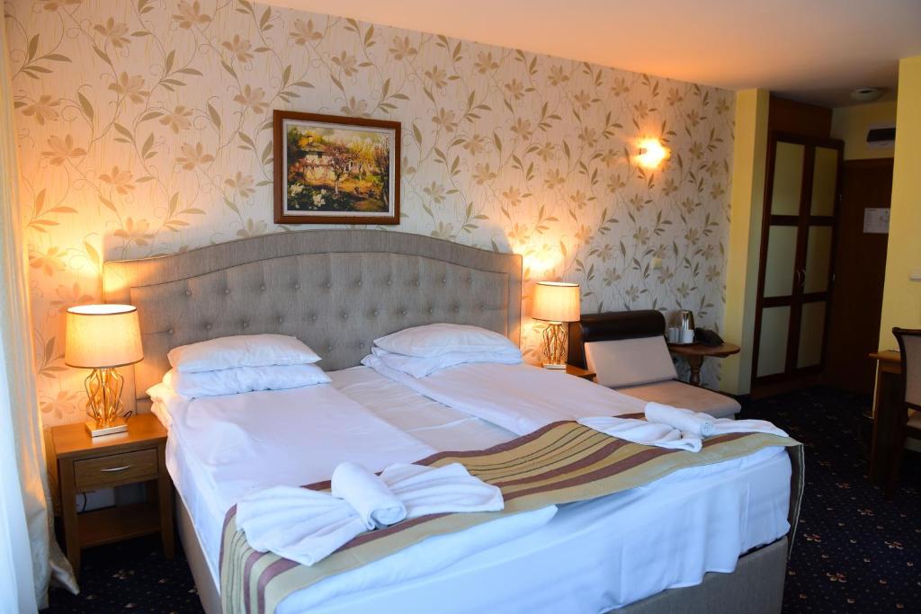 Postel nebo postele na pokoji v ubytování Family Hotel Lazur