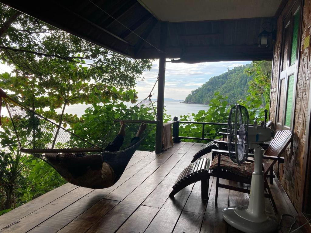 Starlight Beach Resort - Bamboo Bungalow - Beachfront Panorama View A - Fan