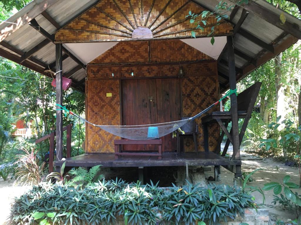 Starlight Beach Resort - Standard Bamboo Bungalow With Garden View - Fan