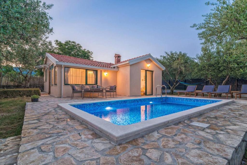 Bazén v ubytovaní Holiday Home Secret alebo v jeho blízkosti
