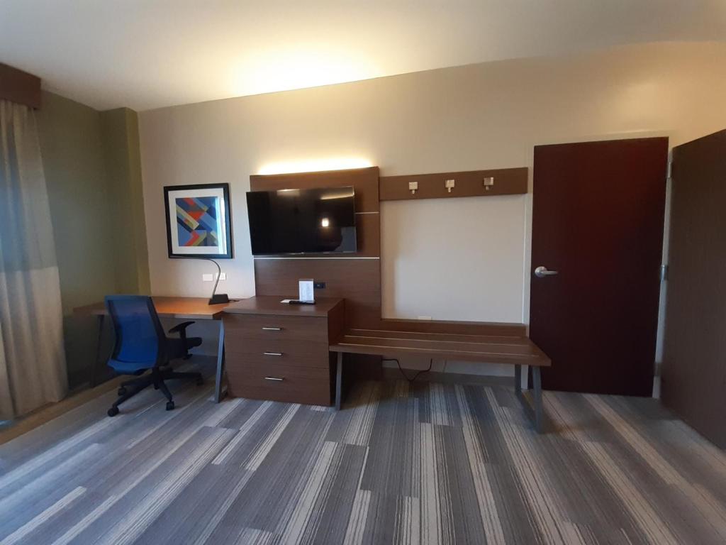 TV a/nebo společenská místnost v ubytování Holiday Inn Express Trincity by IHG