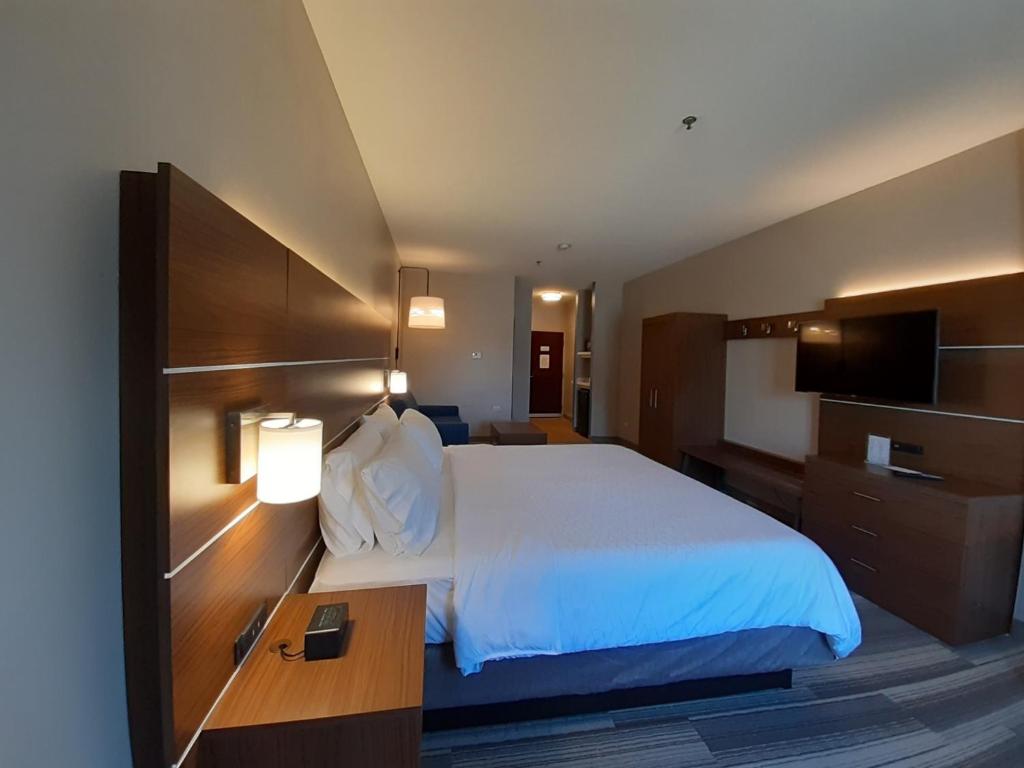 Postel nebo postele na pokoji v ubytování Holiday Inn Express Trincity by IHG