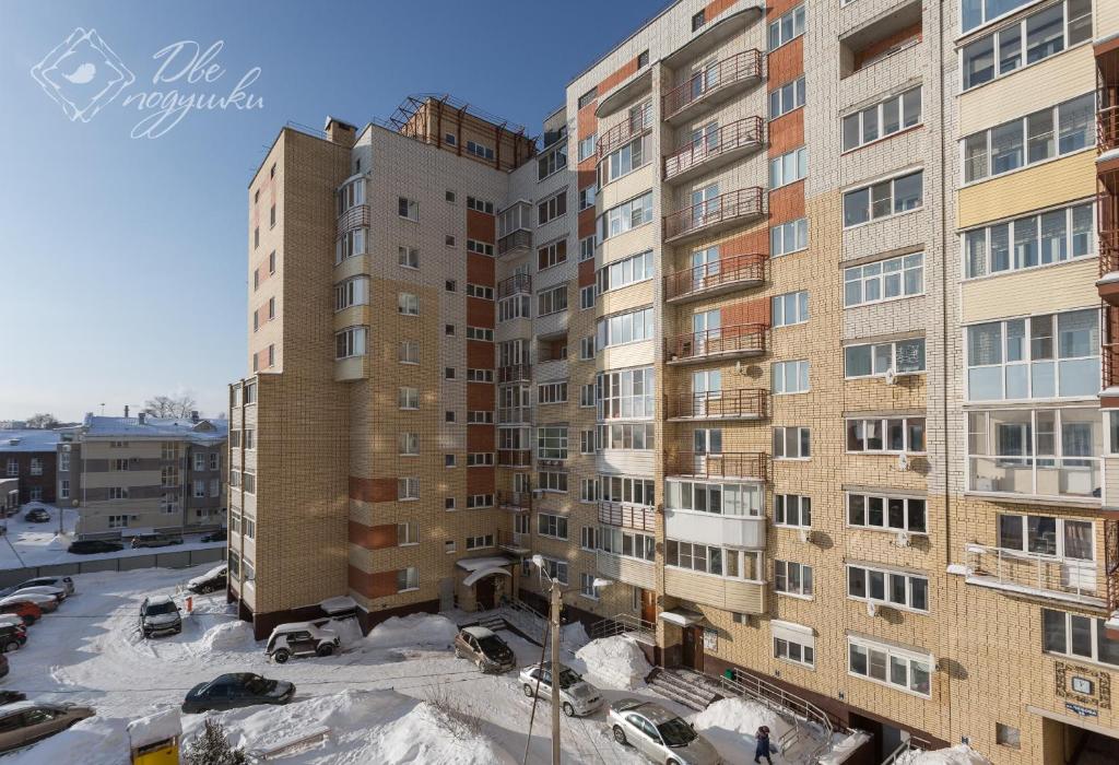 ヴォログダにあるApartment 2Pillows Chekhovaの雪の目の前のアパートメント