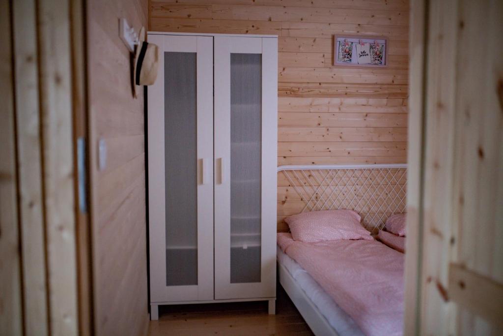 Postel nebo postele na pokoji v ubytování Krysiakowe Chatki