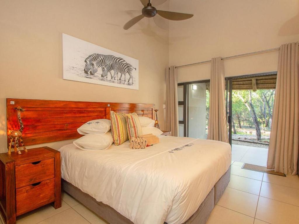 Postel nebo postele na pokoji v ubytování The Den at Kruger 3479