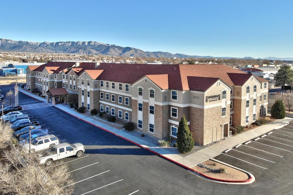 une vue aérienne sur un bâtiment avec un parking dans l'établissement Staybridge Suites Albuquerque North, an IHG Hotel, à Albuquerque