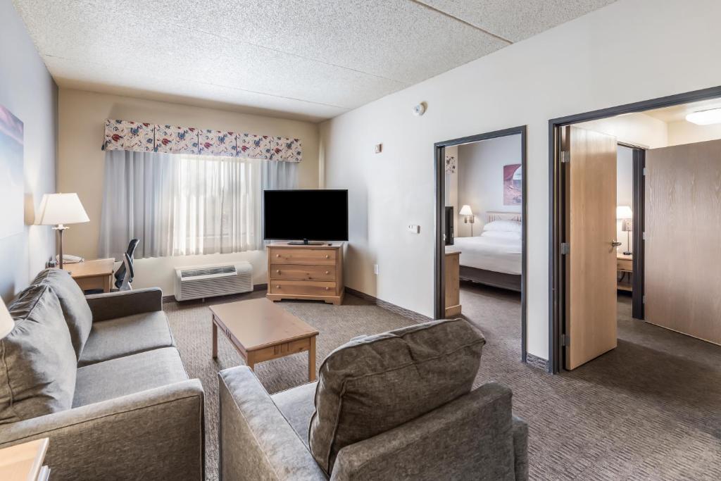 TV a/nebo společenská místnost v ubytování Red Lion Inn & Suites Goodyear