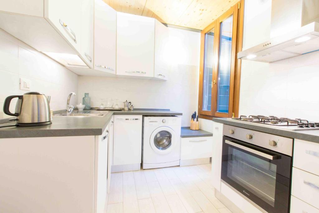 Kuchnia lub aneks kuchenny w obiekcie CA CICOGNA air conditioning and fast WiFi, central location apartment
