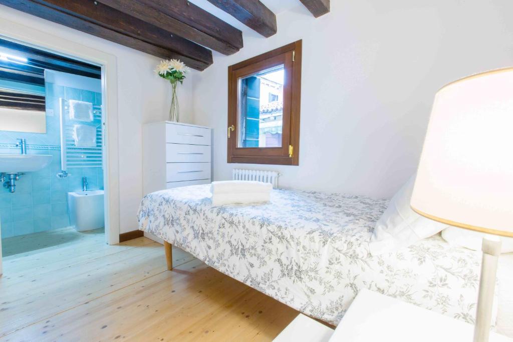 sypialnia z łóżkiem i łazienką w obiekcie CA CICOGNA air conditioning and fast WiFi, central location apartment w Wenecji