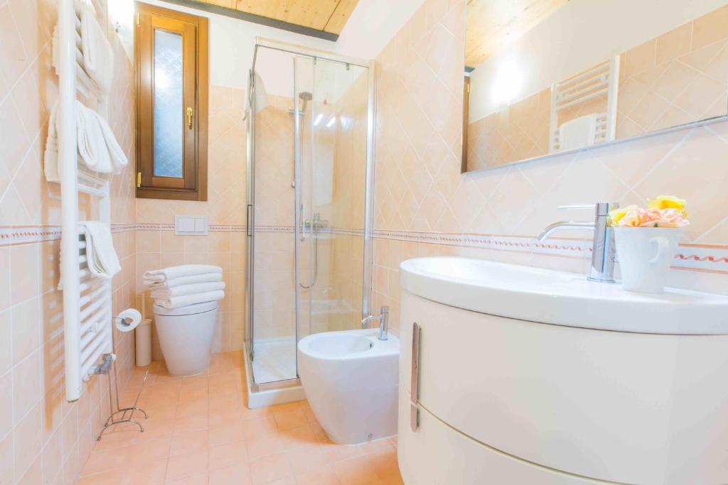 Łazienka w obiekcie CA CICOGNA air conditioning and fast WiFi, central location apartment