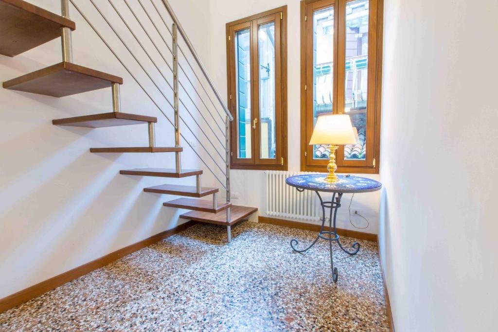 Zdjęcie z galerii obiektu CA CICOGNA air conditioning and fast WiFi, central location apartment w Wenecji
