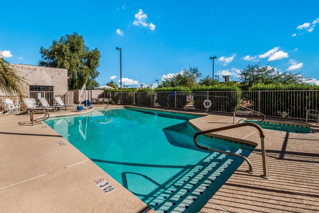 Bazén v ubytování Red Lion Inn & Suites Goodyear nebo v jeho okolí