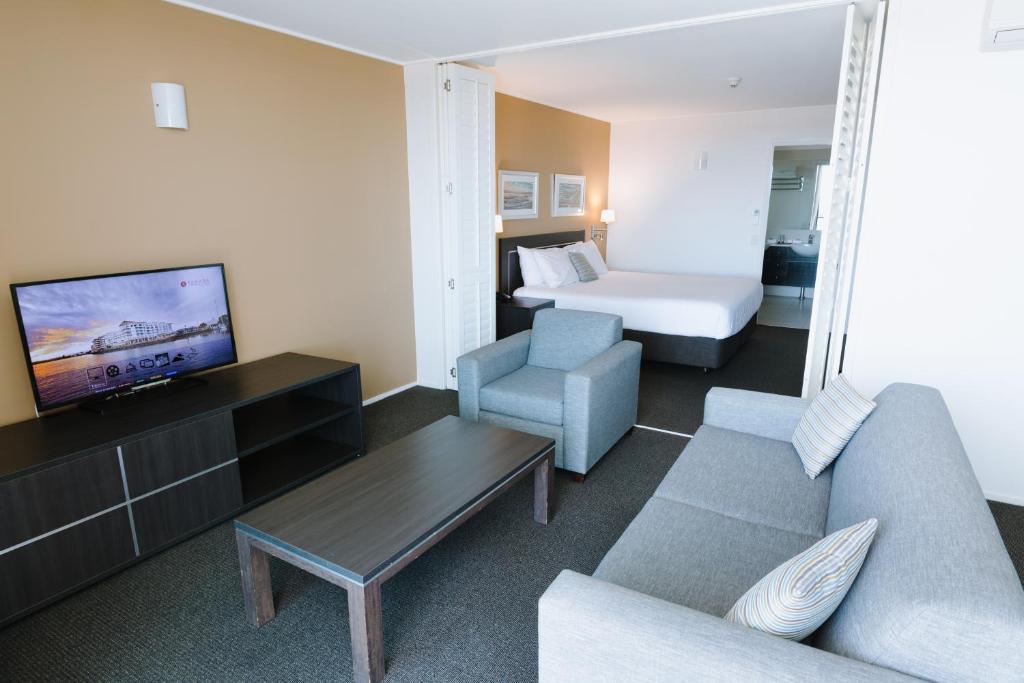 TV a/nebo společenská místnost v ubytování Ramada Hotel & Suites by Wyndham Ballina Byron