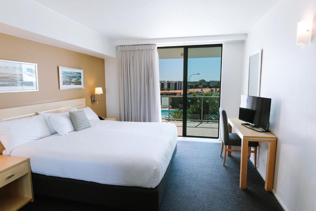 Postel nebo postele na pokoji v ubytování Ramada Hotel & Suites by Wyndham Ballina Byron