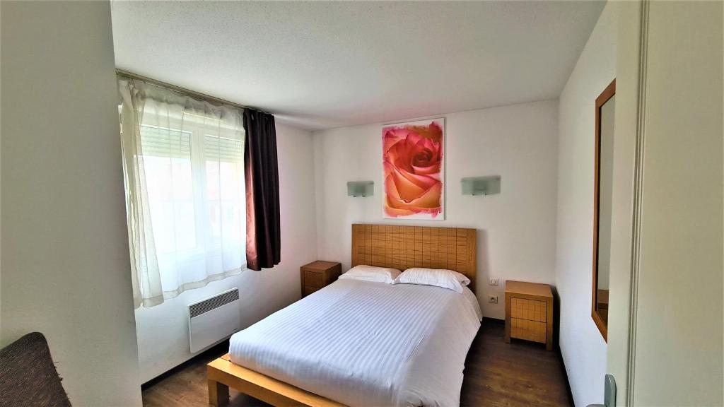 Postel nebo postele na pokoji v ubytování Comfort Aparthotel Mutzig Portes d'Alsace