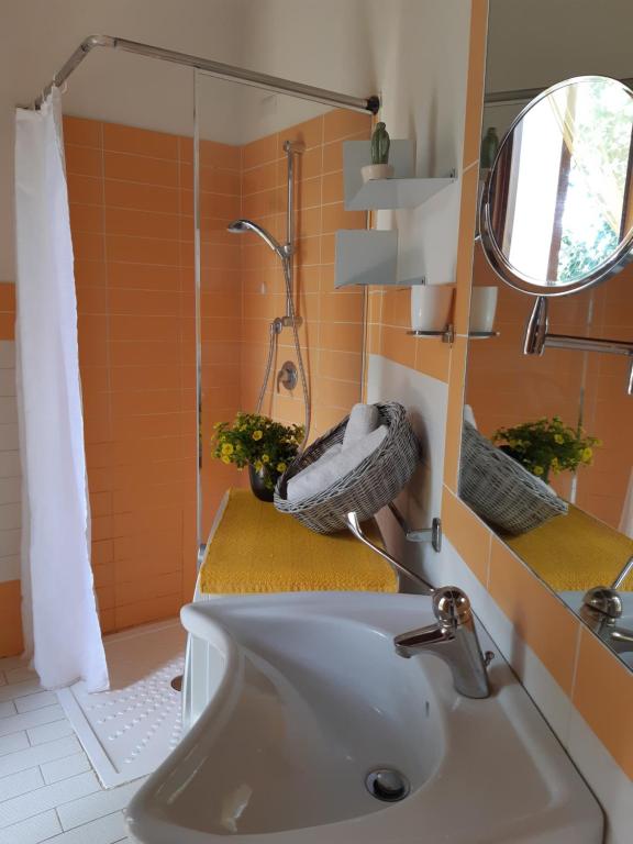 łazienka z umywalką i prysznicem w obiekcie Laurus Jacuzzi villa Alghero Valverde 122 w mieście Valverde