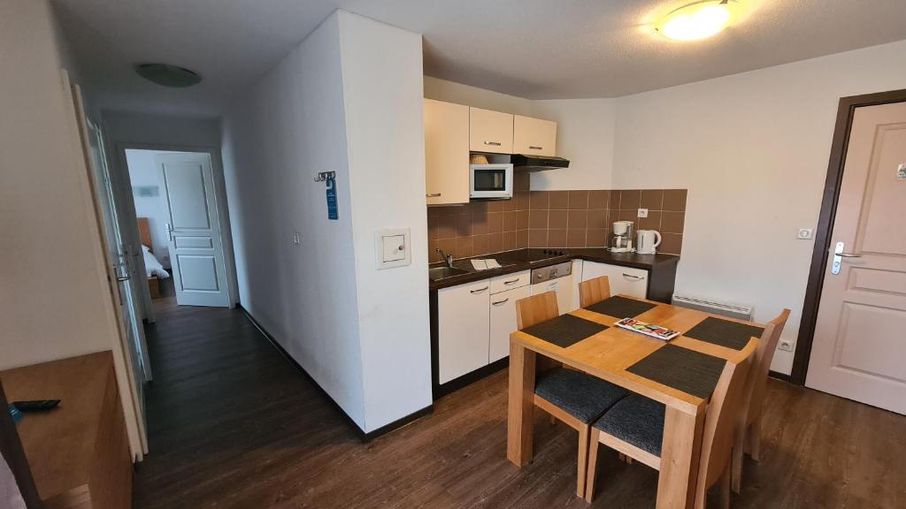 Kuchyň nebo kuchyňský kout v ubytování Comfort Aparthotel Mutzig Portes d'Alsace