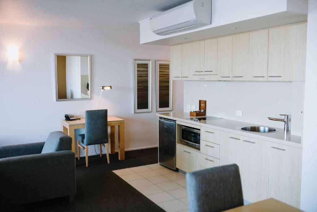 Kuchyň nebo kuchyňský kout v ubytování Ramada Hotel & Suites by Wyndham Ballina Byron