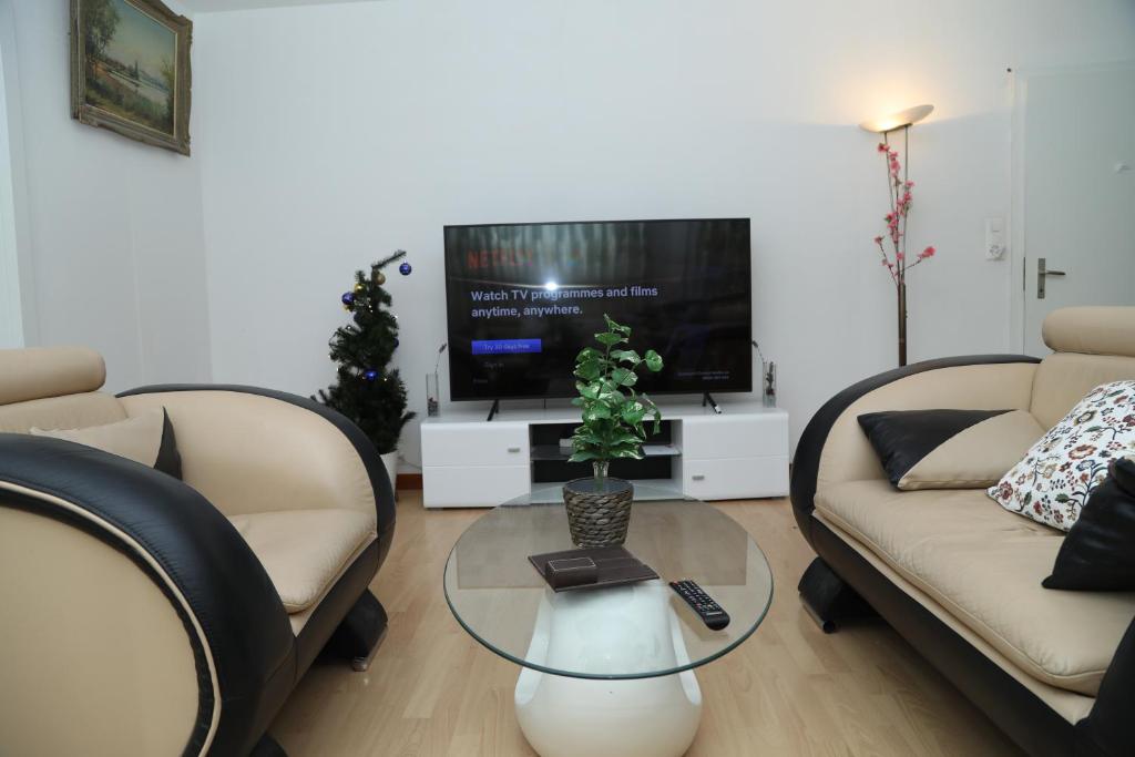 TV a/nebo společenská místnost v ubytování Glatthall