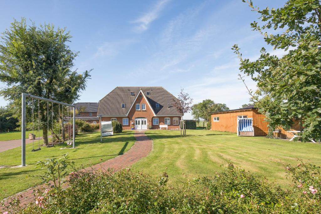 Maashof Schimmelreiter في هوسوم: منزل كبير مع ساحة كبيرة مع منزل