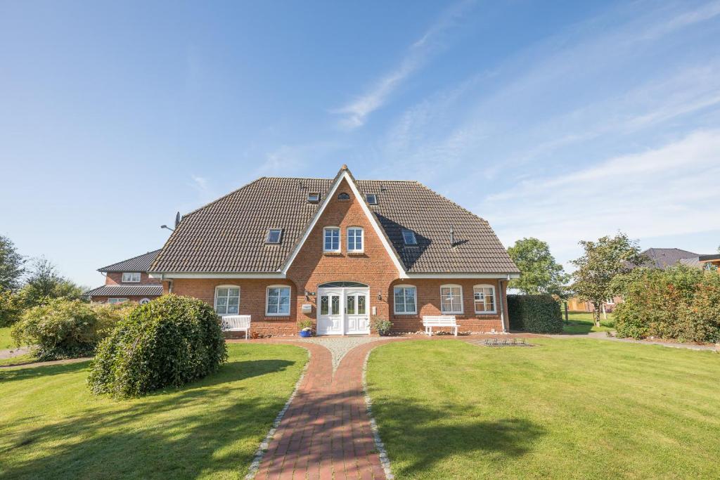 a brick house with a gambrel roof at Maashof Nis Puck in Husum