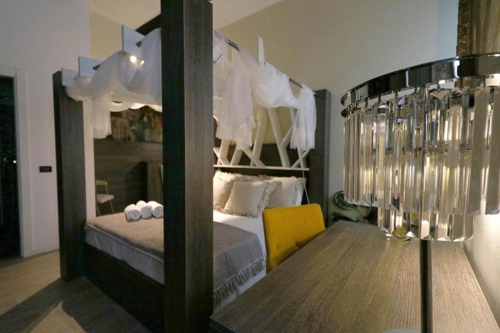 - une chambre avec un lit et une table en bois ainsi qu'une salle à manger dans l'établissement Affittacamere I Due Leoni, à Turin