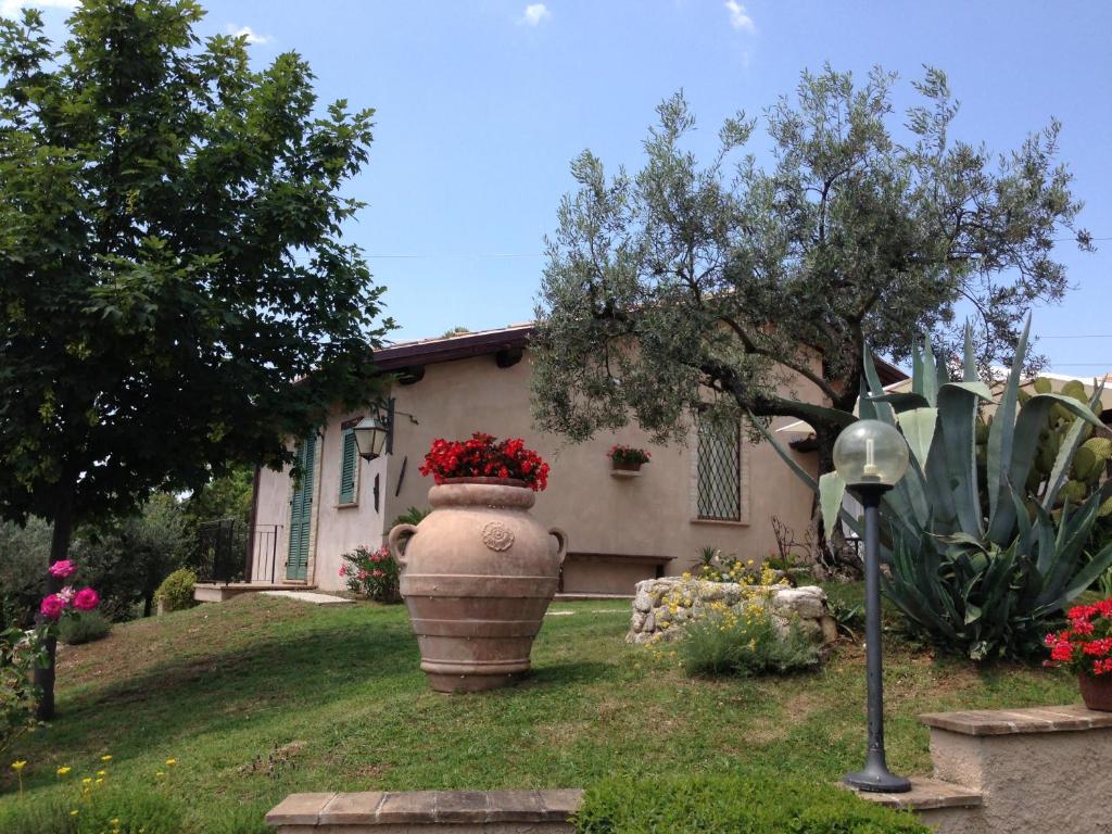 Ogród w obiekcie Agriturismo Collerisana