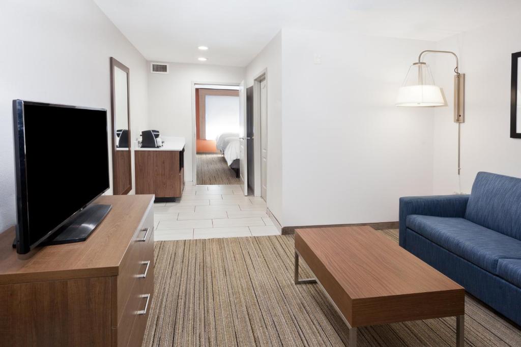 Holiday Inn Express Rome-East by IHG - Queen Suite With Two Queen Beds And Sofa Bed