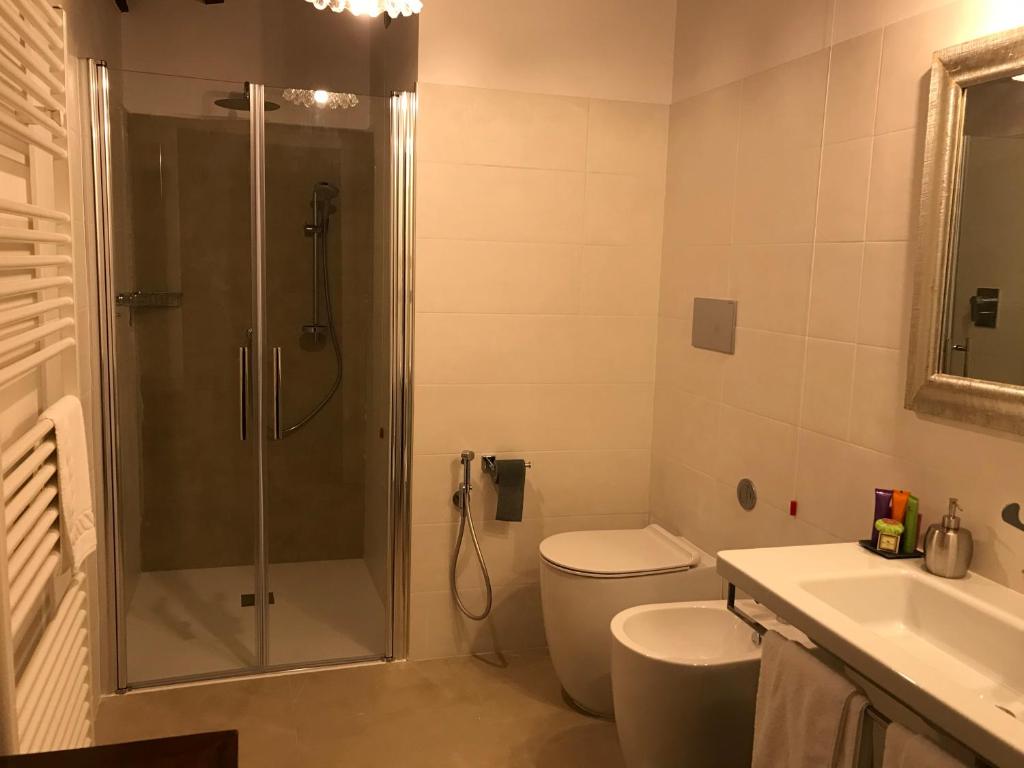 łazienka z prysznicem, toaletą i umywalką w obiekcie Agriturismo Collerisana w mieście Spoleto