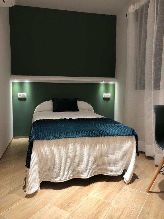 Postel nebo postele na pokoji v ubytování Hostal León