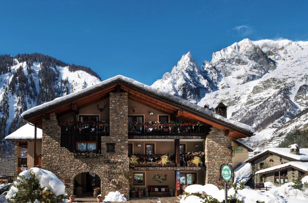 Nespecifikovaný výhled na hory nebo výhled na hory při pohledu z hotelu