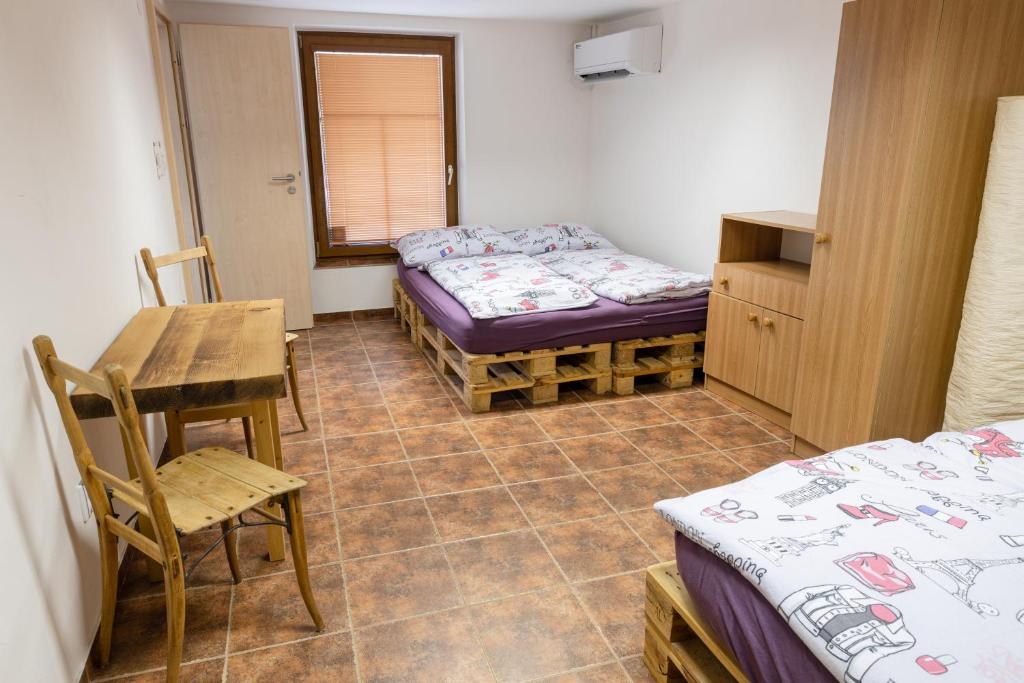 Łóżko lub łóżka w pokoju w obiekcie APARTMÁN CABERNET