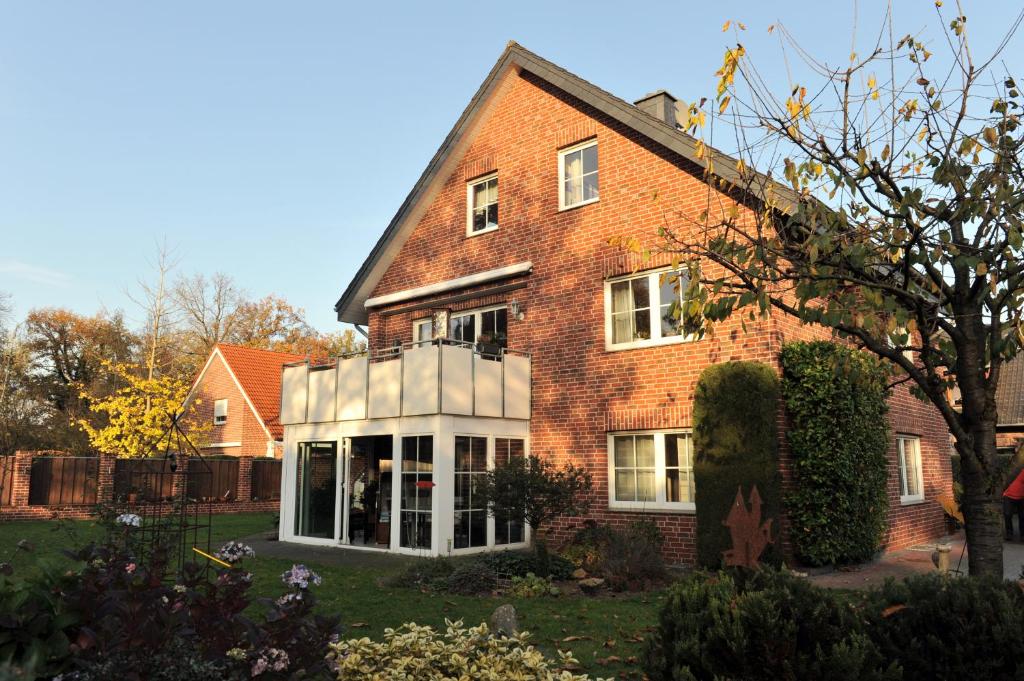 a red brick house with a white window at Ferienwohnung bei Bunsel´s in Versmold