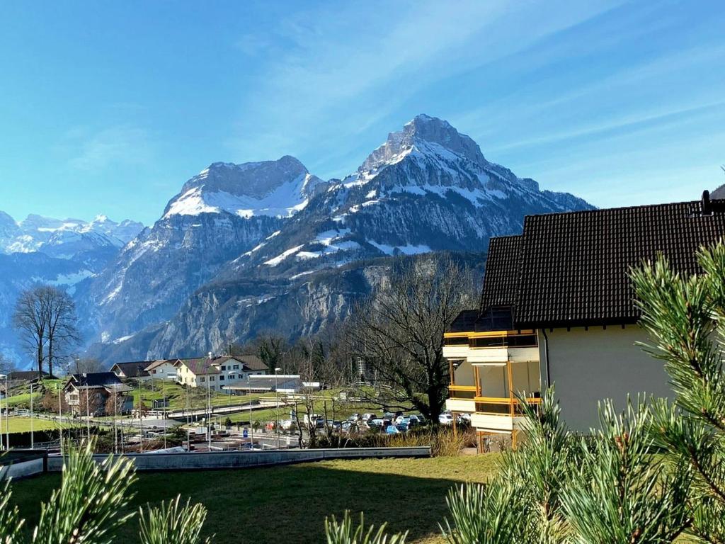 uma vista para uma serra com uma casa em priv. Apartment bei Swiss Holiday Park em Morschach