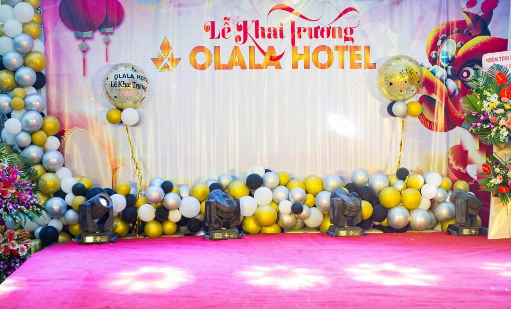 una habitación con un montón de globos y una señal en Olala Hotel en Cẩm Phả