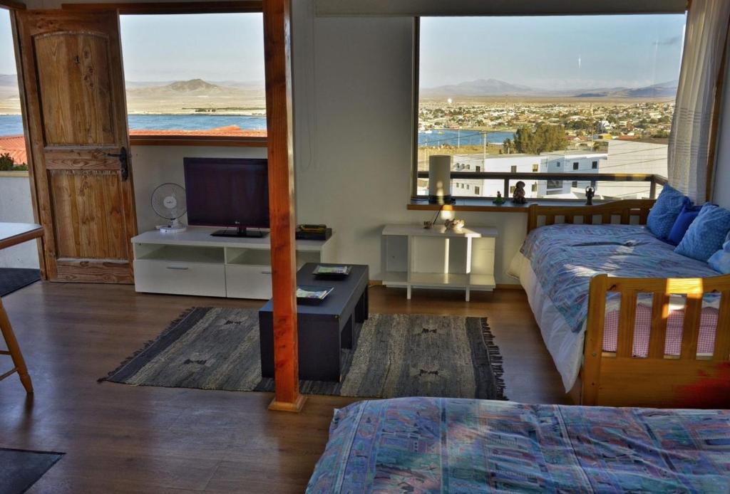Schlafzimmer mit einem Bett und Meerblick in der Unterkunft El Faro in Caldera
