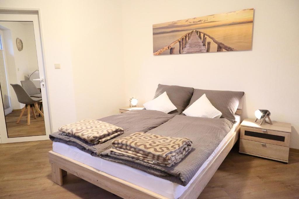 Postel nebo postele na pokoji v ubytování Gästehaus zum Surgrund