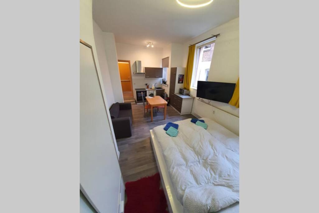 ein Schlafzimmer mit einem Bett und ein Wohnzimmer in der Unterkunft Gemütliches Apartment neben der Burg in Kröllwitz