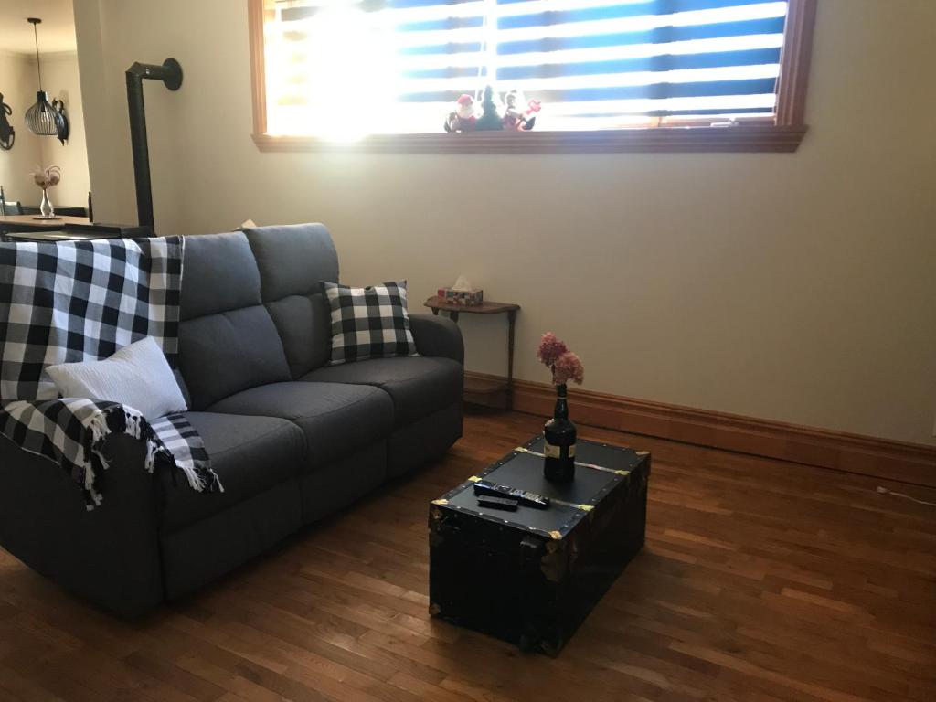 sala de estar con sofá y mesa de centro en relais chez rosa logement intime et privé, en Montmagny