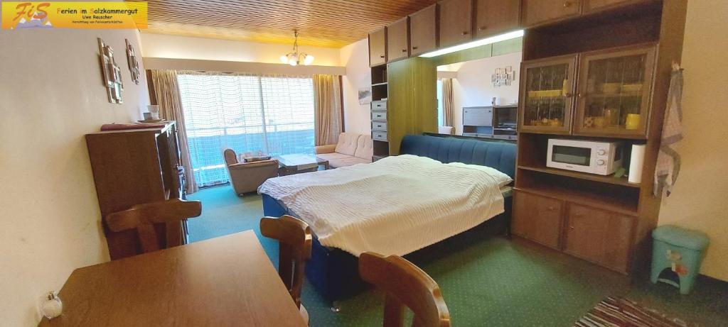 ein Krankenhauszimmer mit einem Bett und einer Küche in der Unterkunft Apartment Mary by FiS - Fun in Styria in Tauplitz