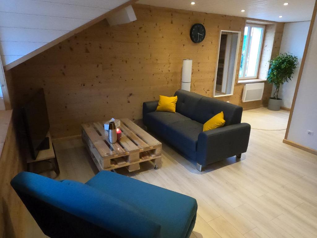ein Wohnzimmer mit einer Couch und einem Couchtisch in der Unterkunft Chez Léa et Lolo - L'Alpina in Gérardmer