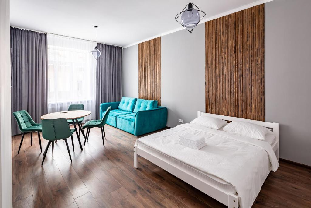 利維夫的住宿－Romari ВІП апартаменти Оперний театр，卧室配有一张床和一张桌子及椅子